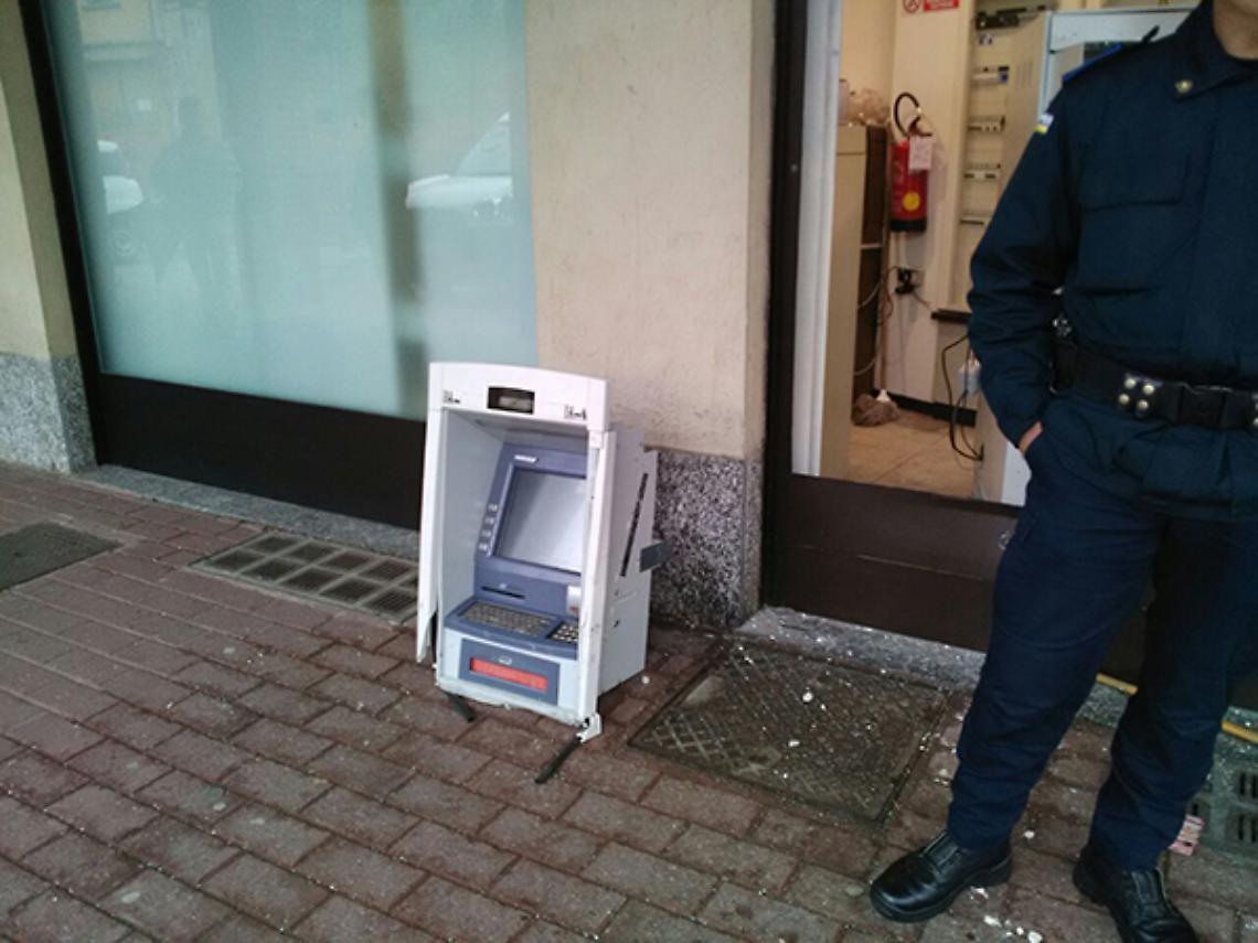 BORGARO. La “banda dell’acetilene” fa saltare un altro bancomat