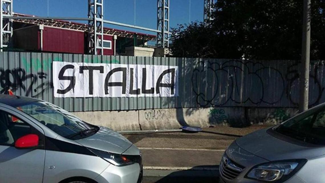 CALCIO. Striscione davanti al Filadelfia, 'stalla'