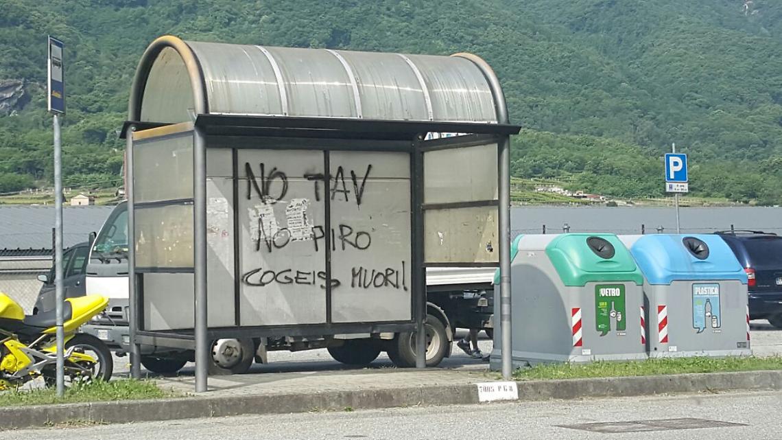 SETTIMO VITTONE. Ancora scritte contro il piro...