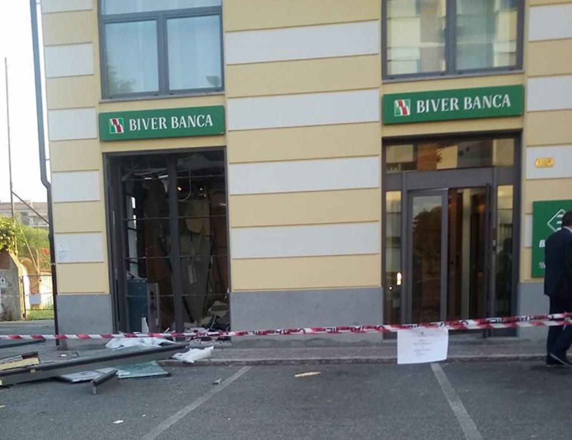 TRINO VERCELLESE. L’accusa: il direttore trinese della filiale BiverBanca “investiva” i soldi dei clienti in scommesse sportive