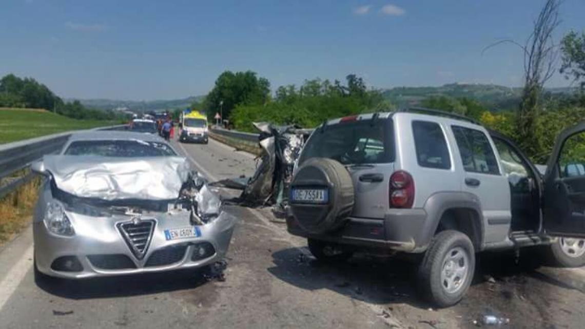 CARRU'. Incidenti stradali: scontro fra auto, due morti e tre feriti