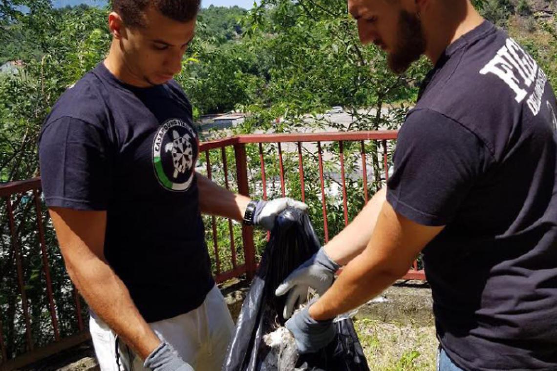 IVREA. CasaPound ripulisce il parco dell’Avis