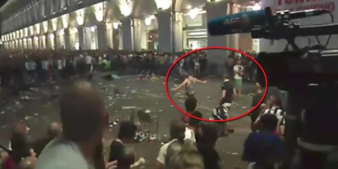 TORINO. Piazza San Carlo: giovane a torso nudo voleva calmare folla