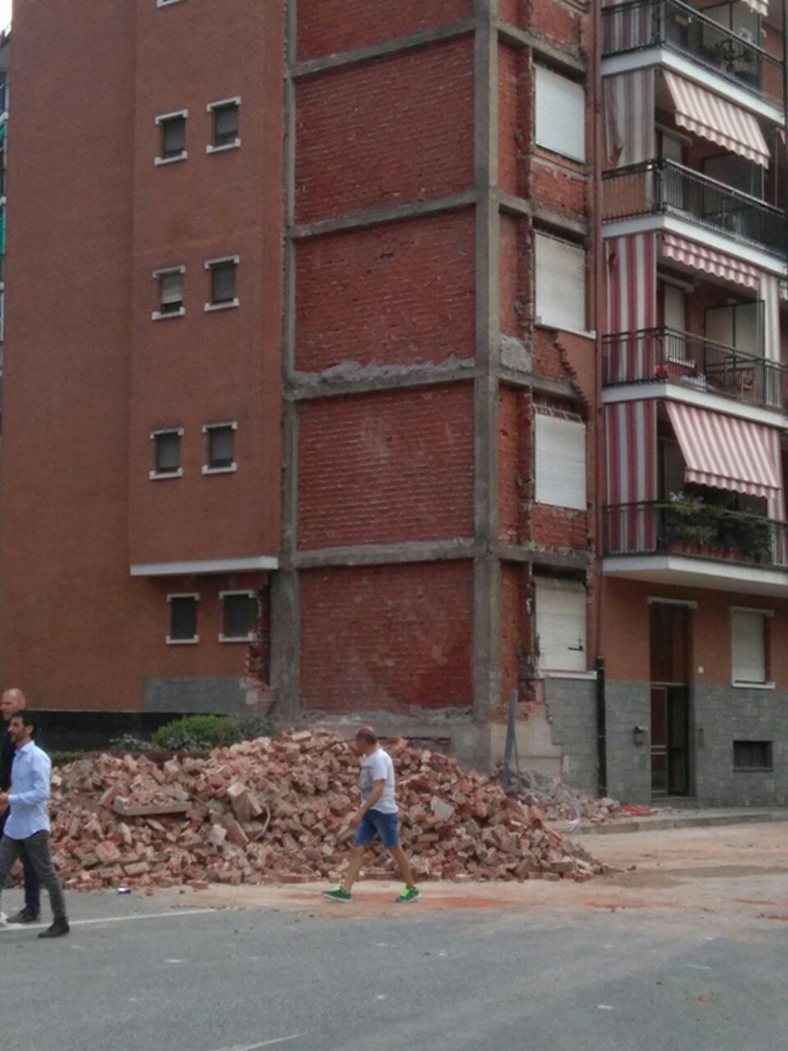 BORGARO. Crolla il muro di una palazzina