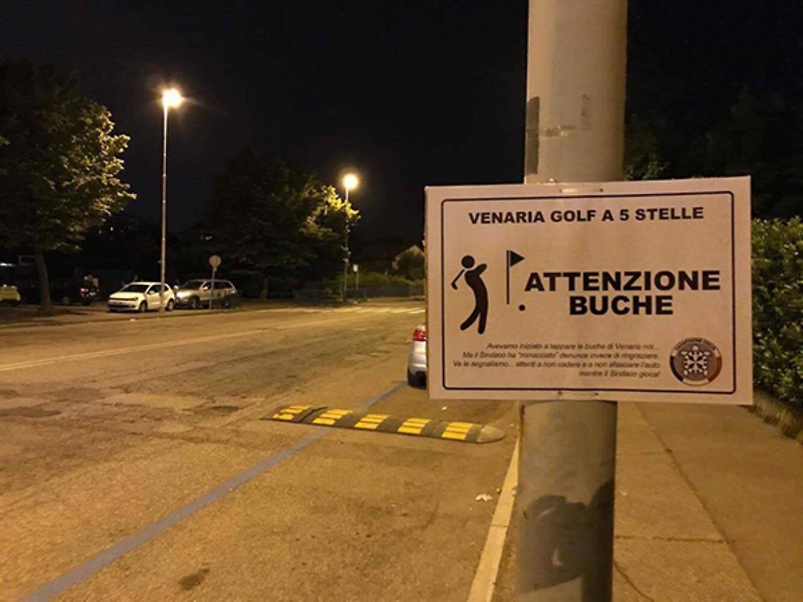 VENARIA. Ironici cartelli di CasaPound per segnalare le innumerevoli buche