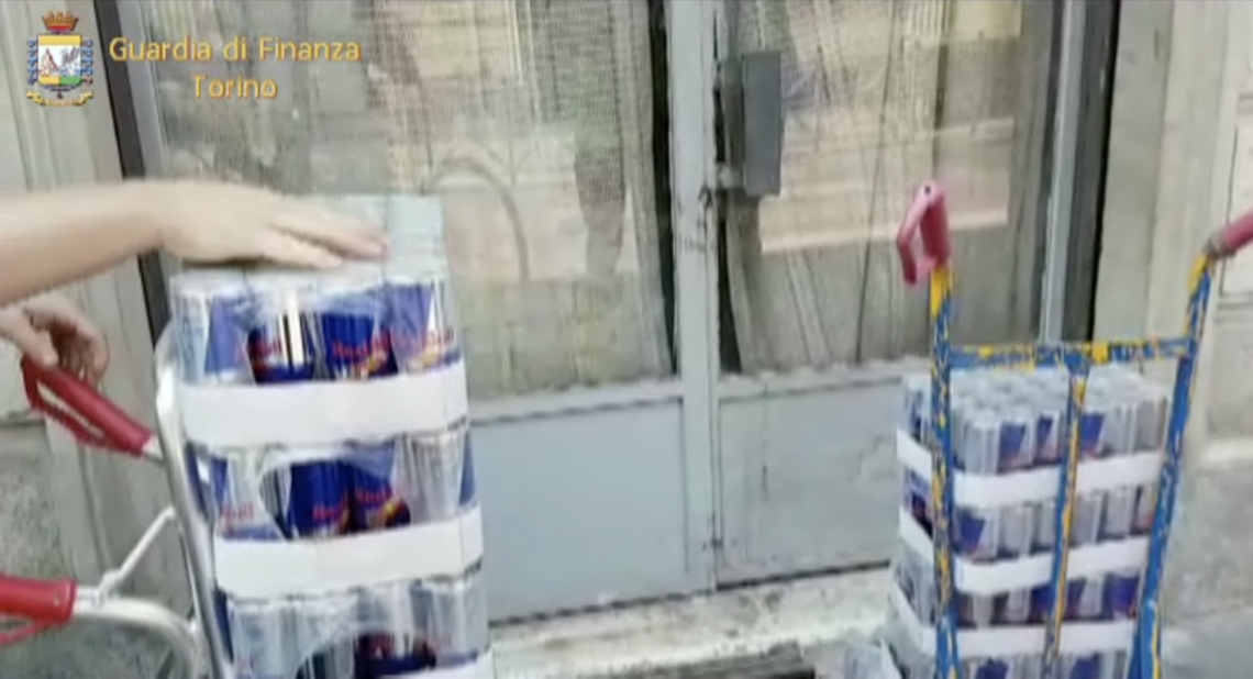TORINO. L'energy drink era tarocco, sequestrate 15mila lattine