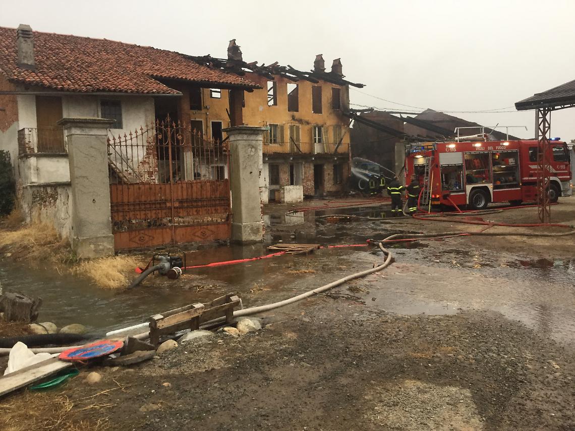 CICONIO. Incendio fienile, pompieri al lavoro da ore
