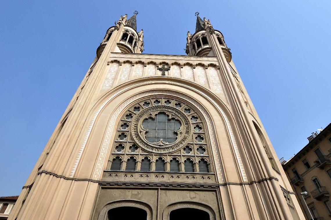 TORINO. Nascondeva droga nell'aiola della chiesa, arrestato