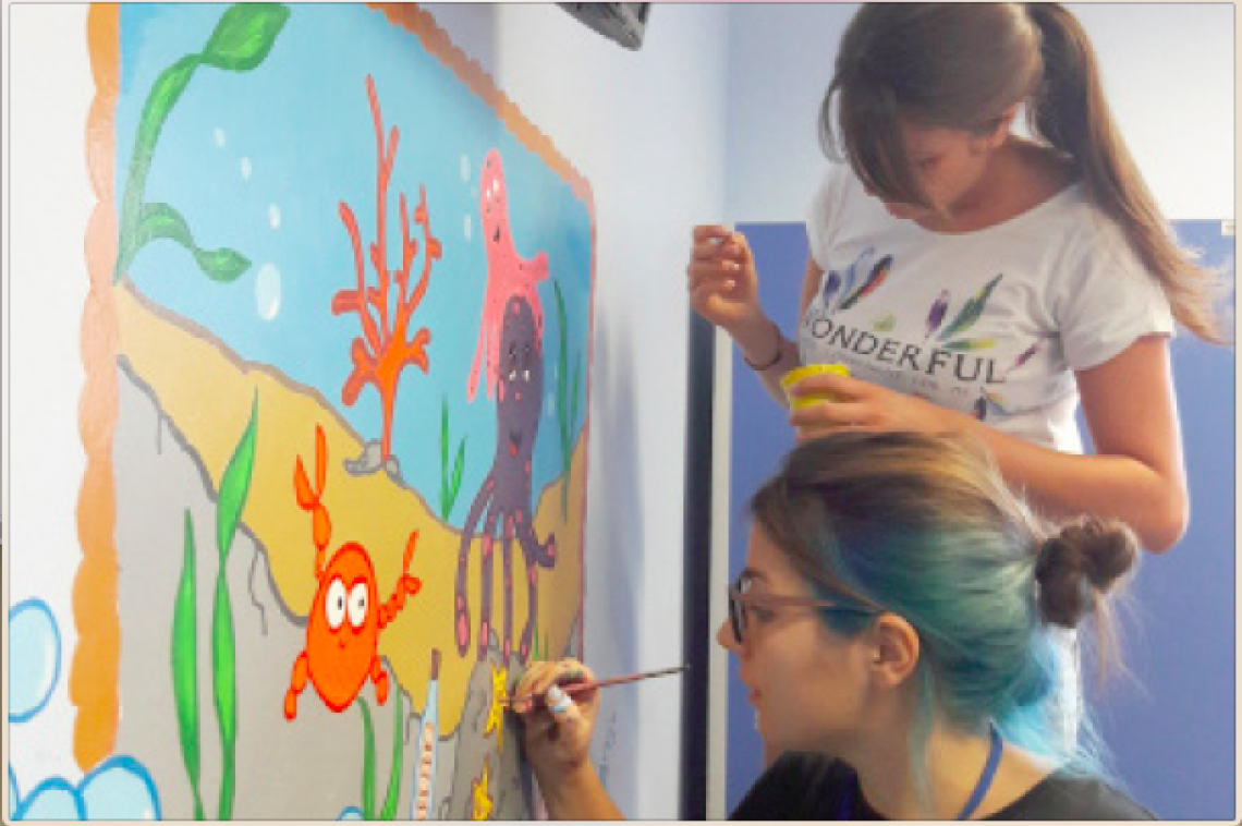 VENARIA. Le ragazze di Savonera colorano l'ospedale