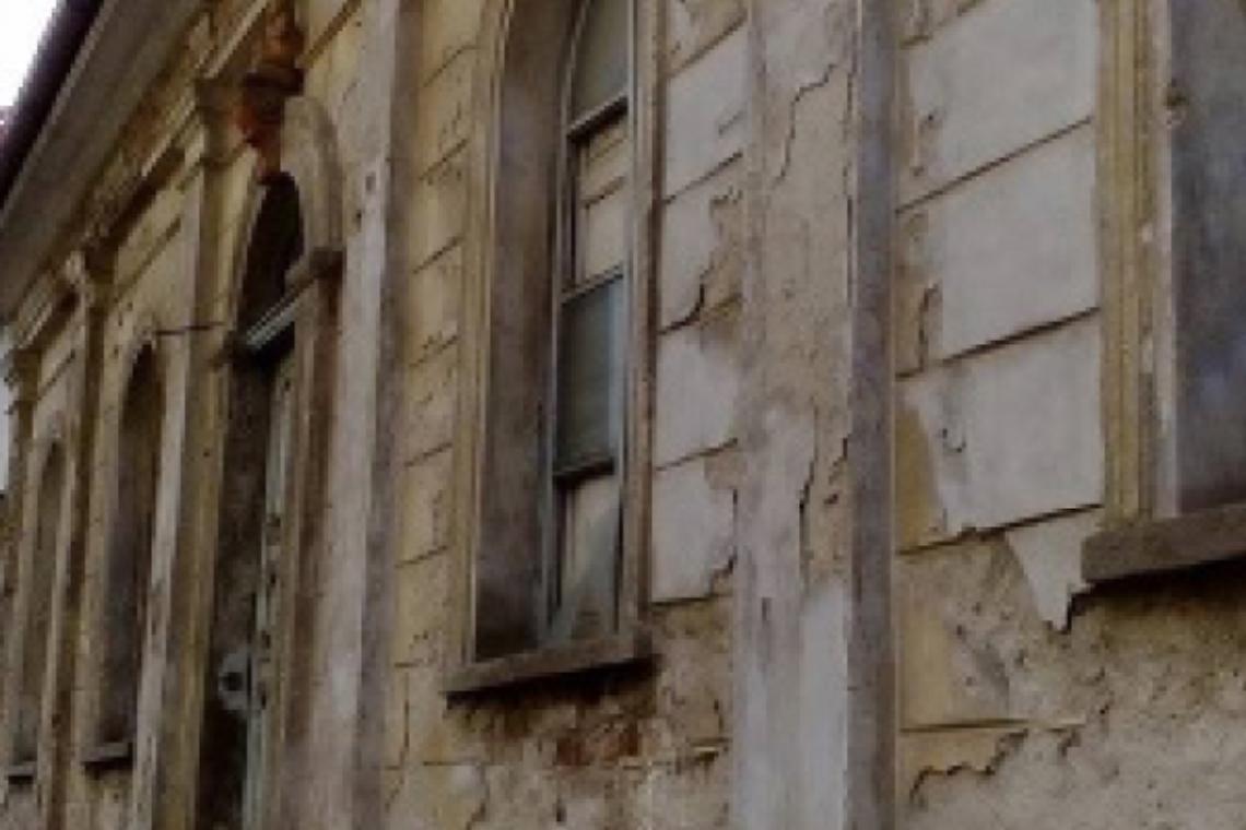 GASSINO. La vecchia scuola perde pezzi...