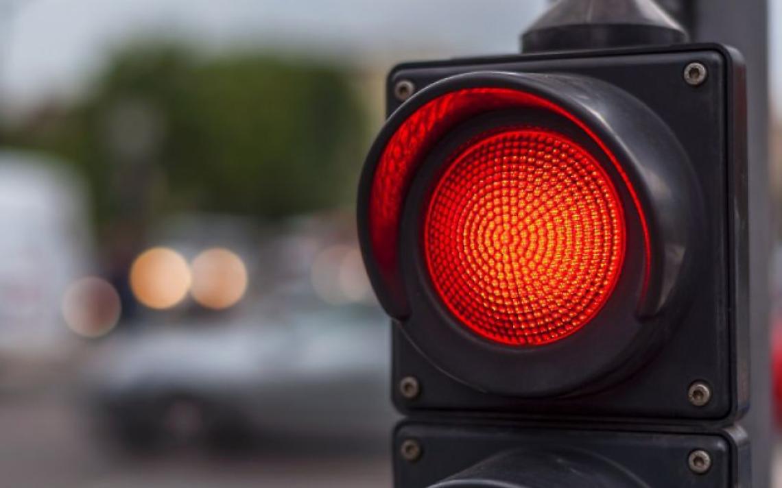 Il Comune vuole riattivare le telecamere per multare chi passa con il rosso