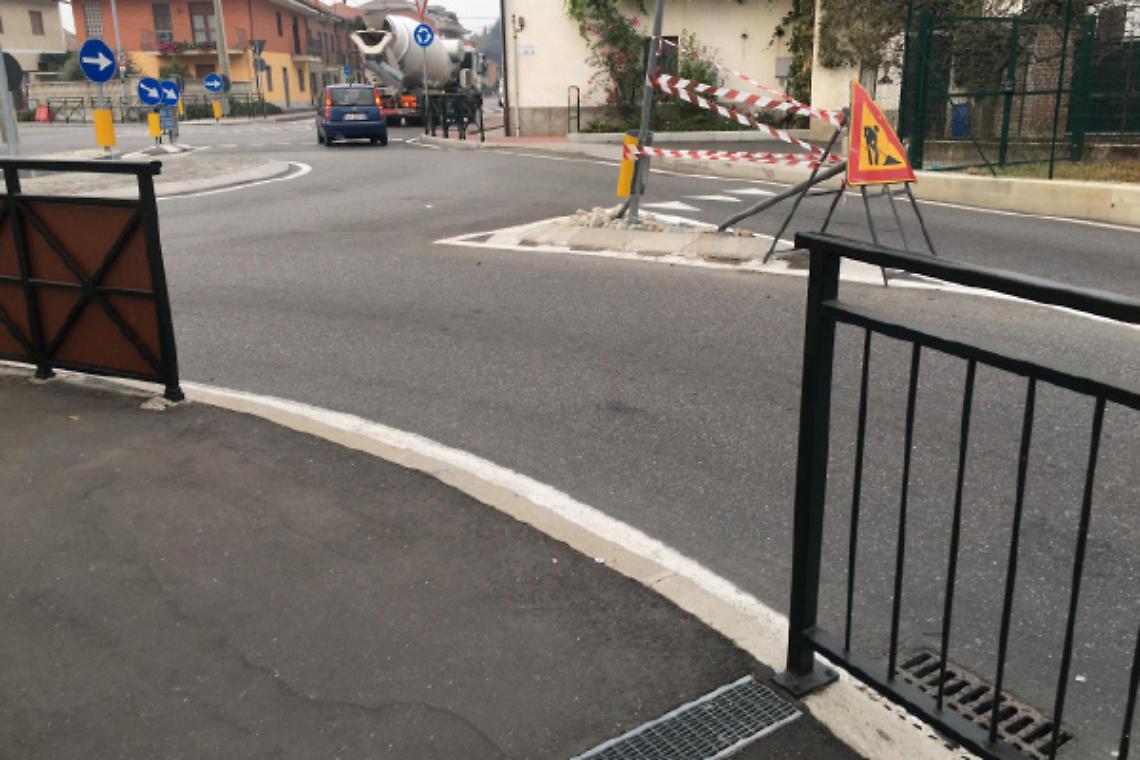 BRANDIZZO. La doppia rotonda è ancora lì nonostante ben nove esposti