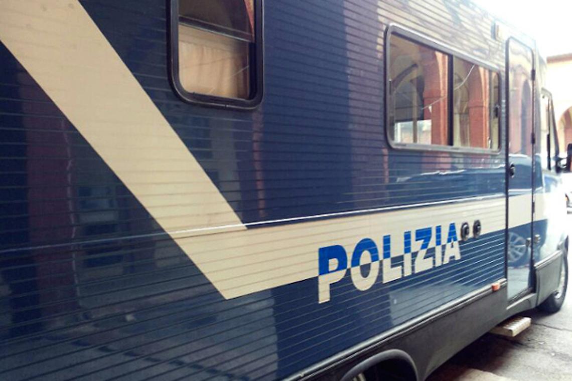 TORINO. Violenza donne: Camper della polizia