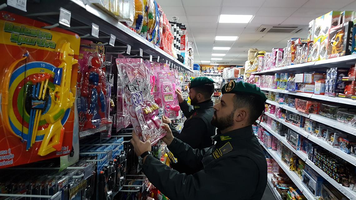 TORINO. Maschere Carnevale non a norma, guardia finanza le sequestra