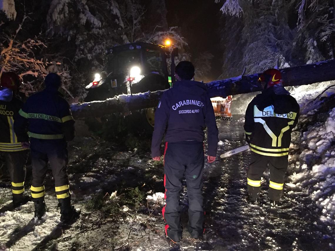 SESTRIERE. Due metri di neve, alberi sulle strade