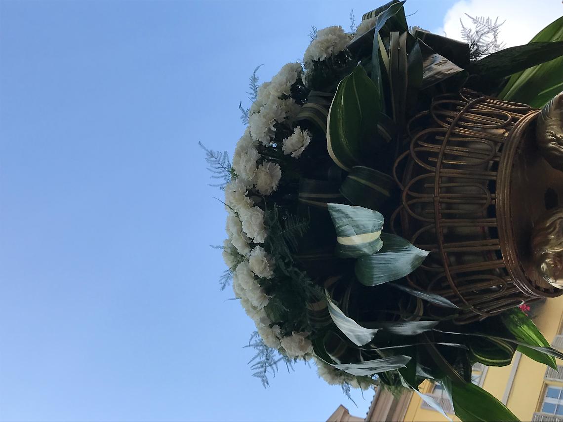 IVREA. Garofani bianchi sul cocchio dorato della vezzosa Mugnaia