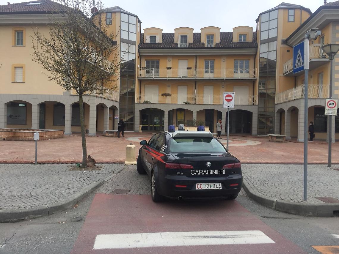 CHIVASSO. Armato e a volto coperto rapina poste, ricercato nel Torinese