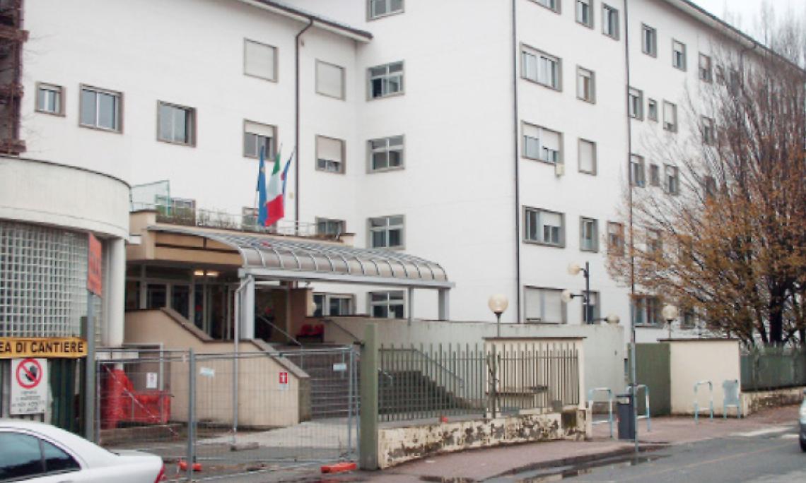 Non lo ricoverano e minaccia di lanciarsi giù dalla finestra dell'Ospedale