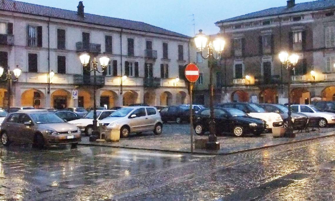 TRINO. Piazza Audisio, il sindaco lancia la sperimentazione: parcheggio d’inverno, pedonale nella bella stagione