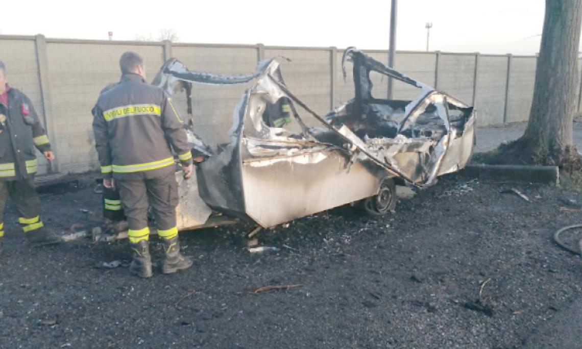 CIRIE'. Cerca di allacciarsi al palo della luce, roulotte arsa dalle fiamme