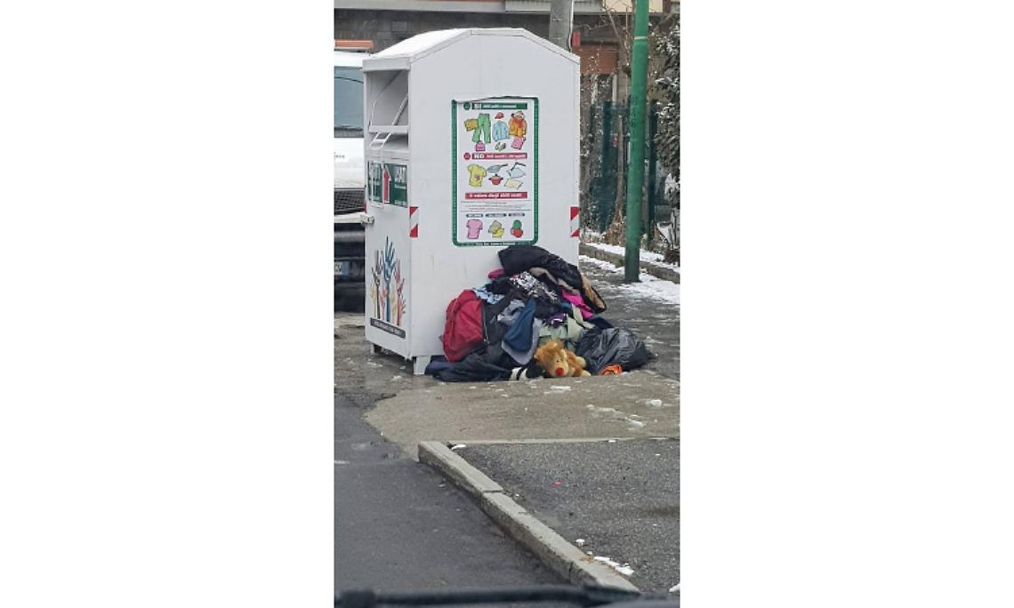 SETTIMO TORINESE. Vestiti usati sparsi per via Einaudi