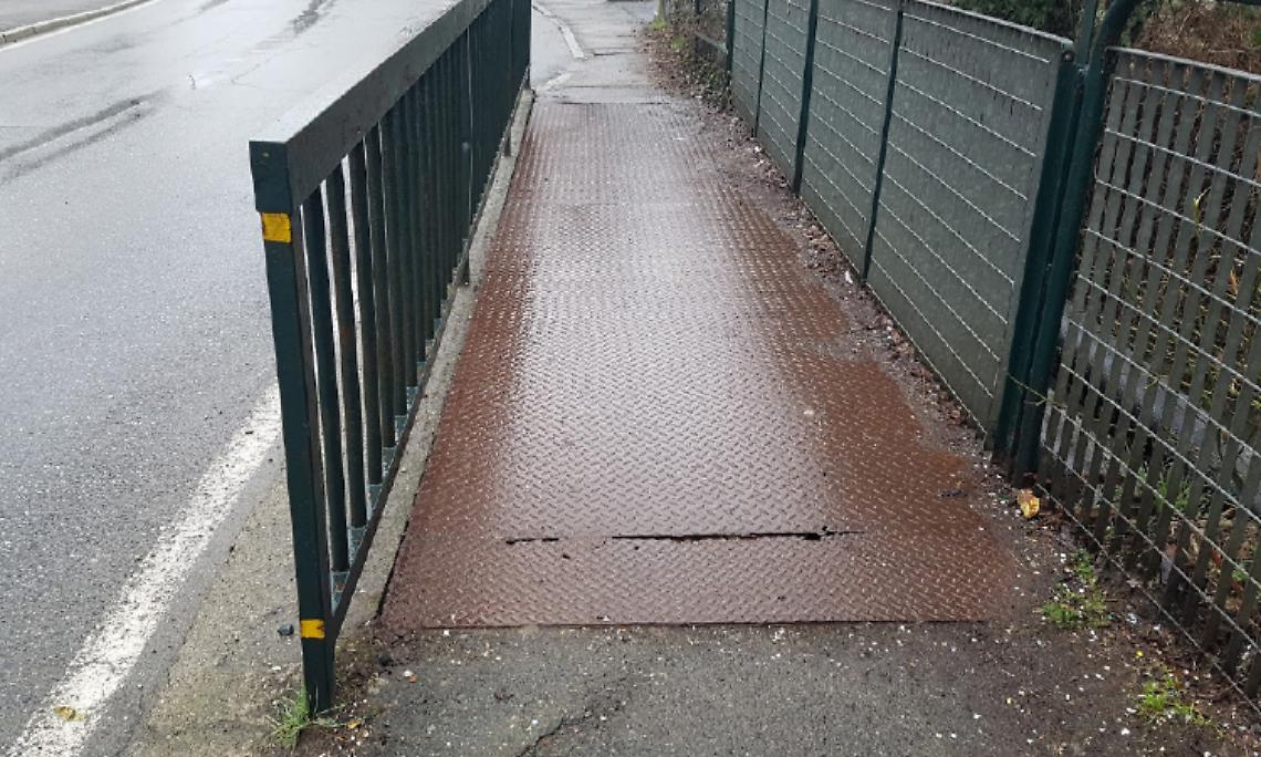 BRANDIZZO. Le grate di via Maestro Rossi e via Barra:  un pericolo! BRANDIZZO. Le grate di via Maestro Rossi e via Barra:  un pericolo!