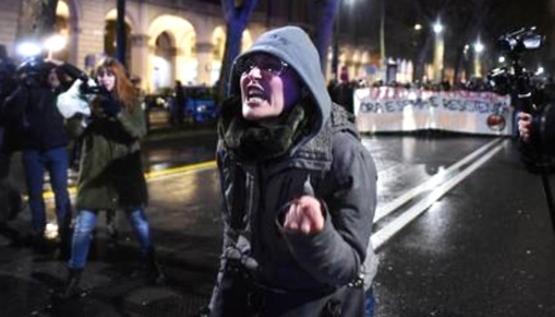 TORINO. Insultò agenti ad un corteo antifascista, licenziata la maestra