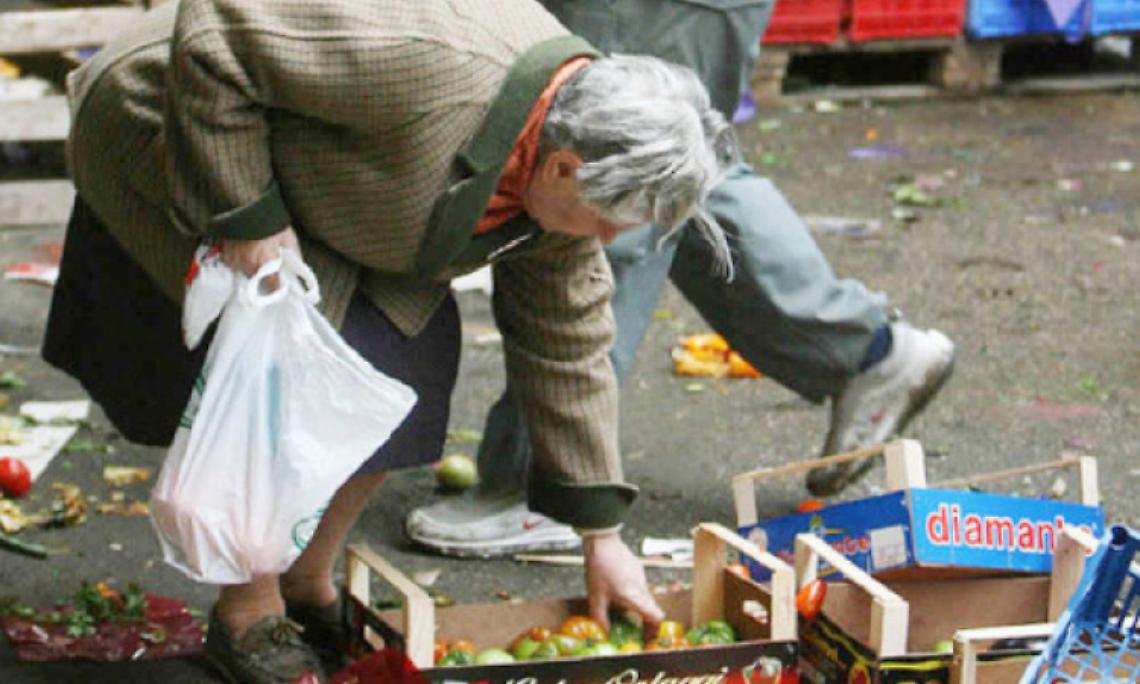 Donano 3mila euro al Comune per i più bisognosi: mistero sui due benefattori