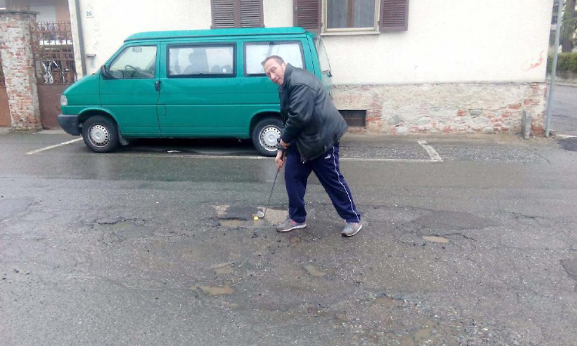 CIRIE'. Candusso gioca a golf... nelle buche stradali!