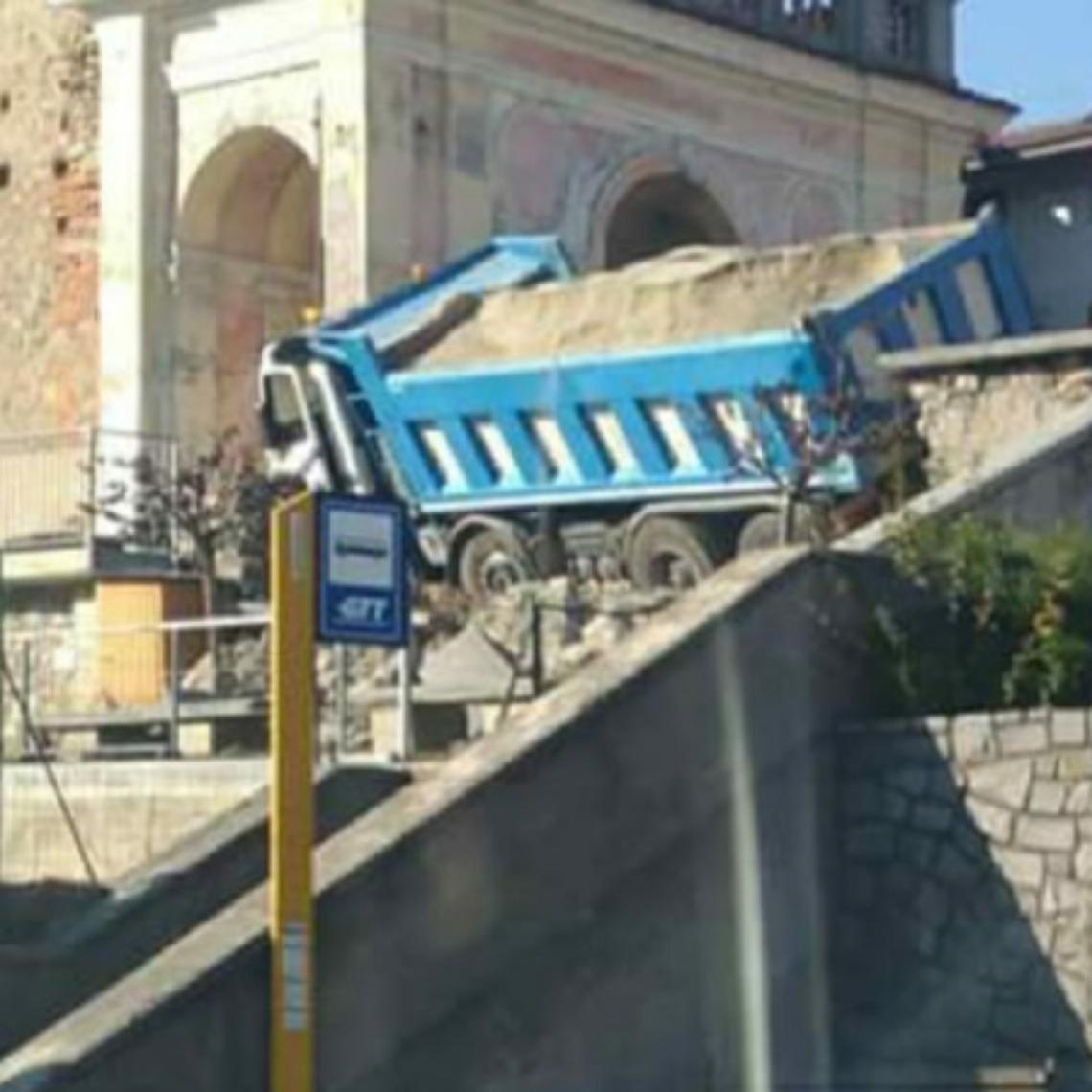 SAN MARTINO. Chiesti 34mila euro di danni per il muro crollato in piazza