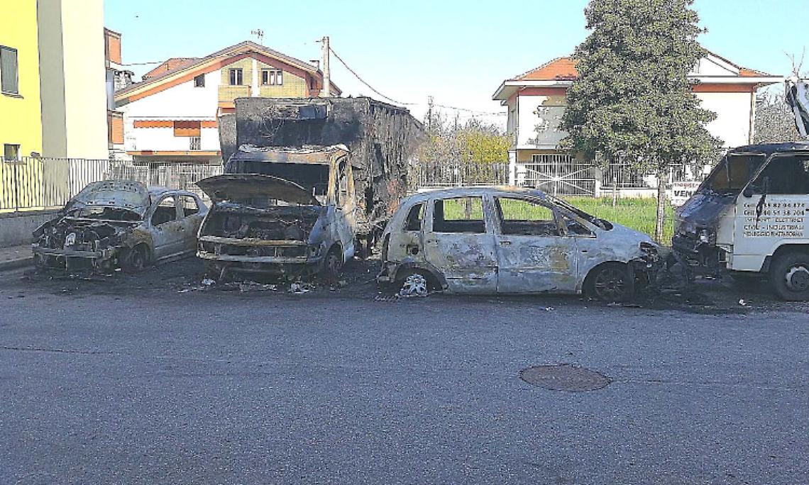 CIRIE'. Il piromane ha colpito ancora Quattro veicoli andati a fuoco