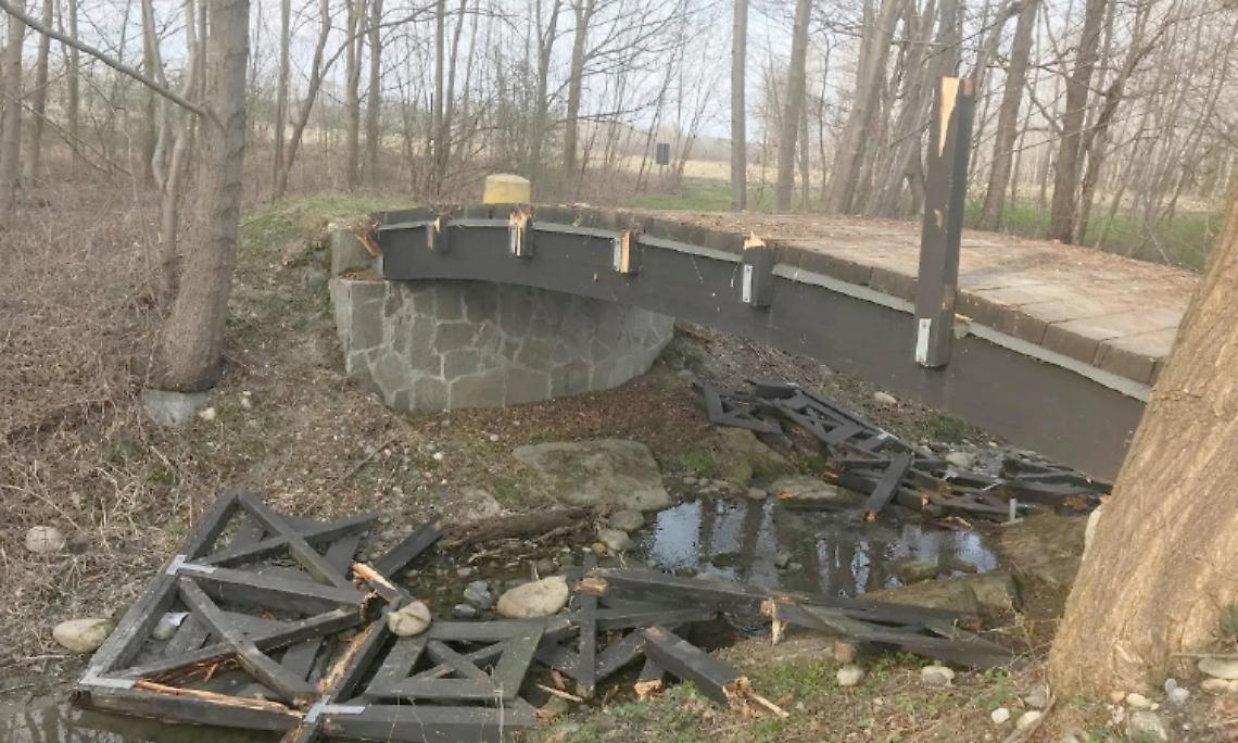 RONDISSONE. I vandali devastano il ponte della Riserva Naturale