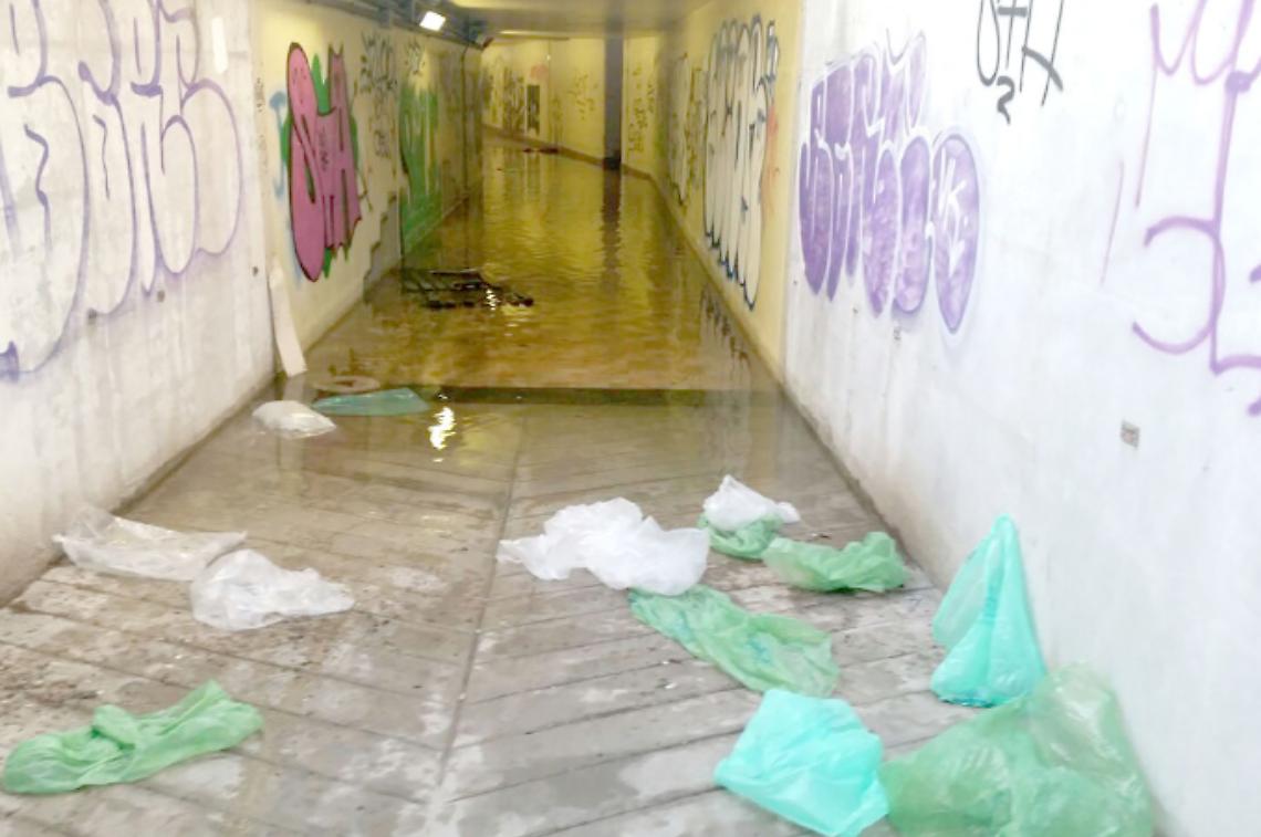 SETTIMO TORINESE. Sottopasso allagato e vandalizzato