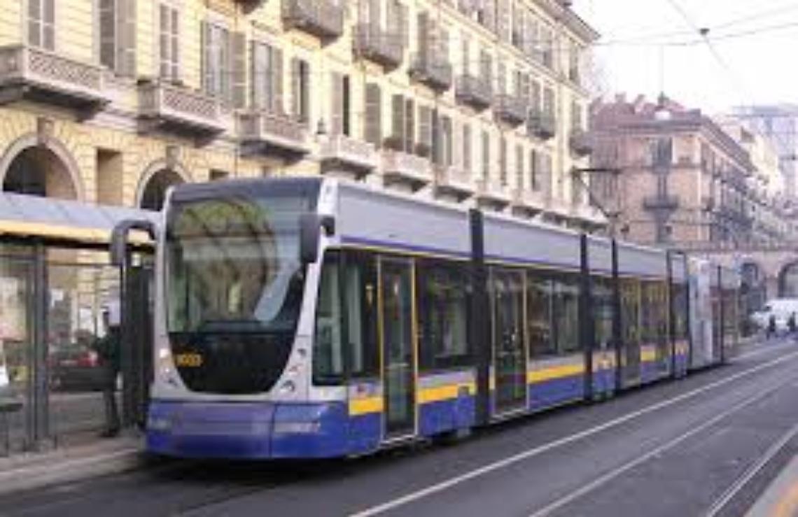 TORINO. Deraglia un tram, disagi ma nessun ferito