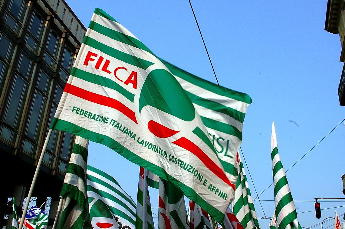 CUNEO. Lavoratori Fincosit protestano sotto neve