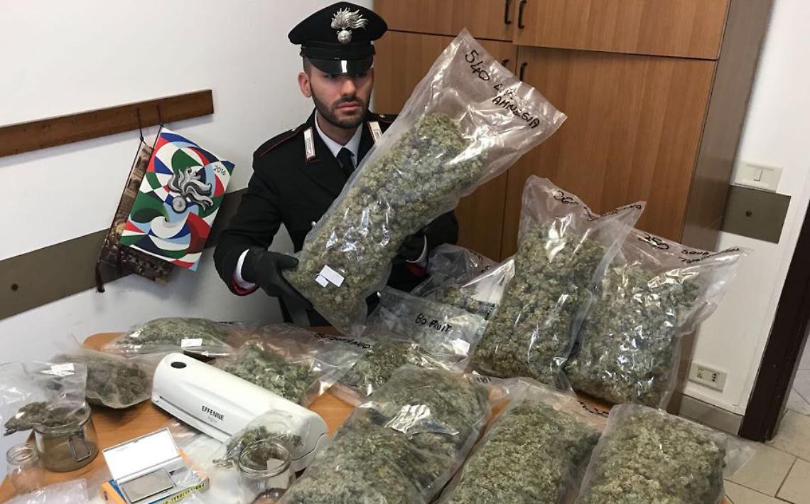 LEINI. Arrestato  un rappresentante di marijuana. Viaggiava con la staffetta per evitare di essere controllato