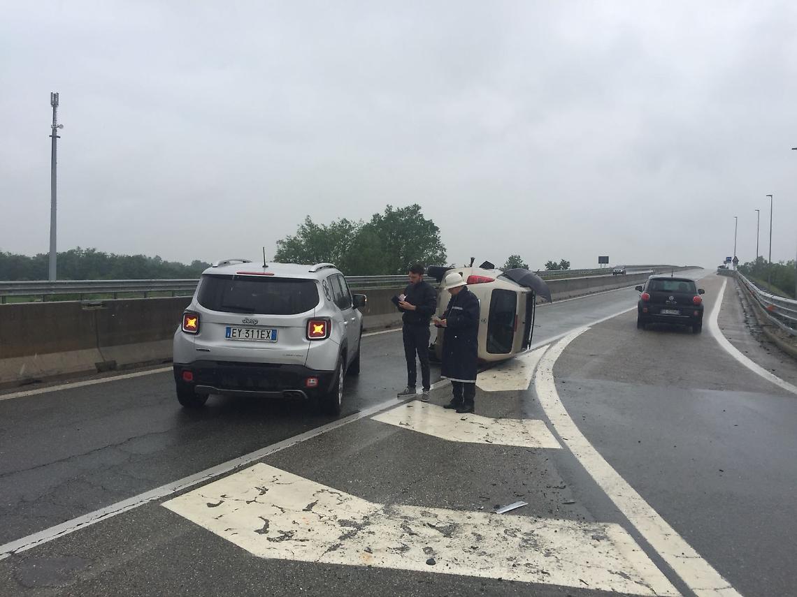 CHIVASSO. Provoca un incidente e scappa via