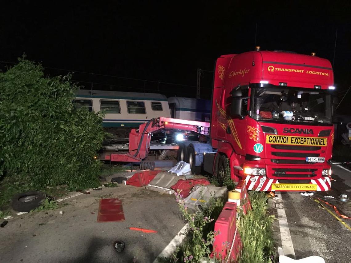 CALUSO. Treno contro tir: iniziato interrogatorio autista in procura (video)