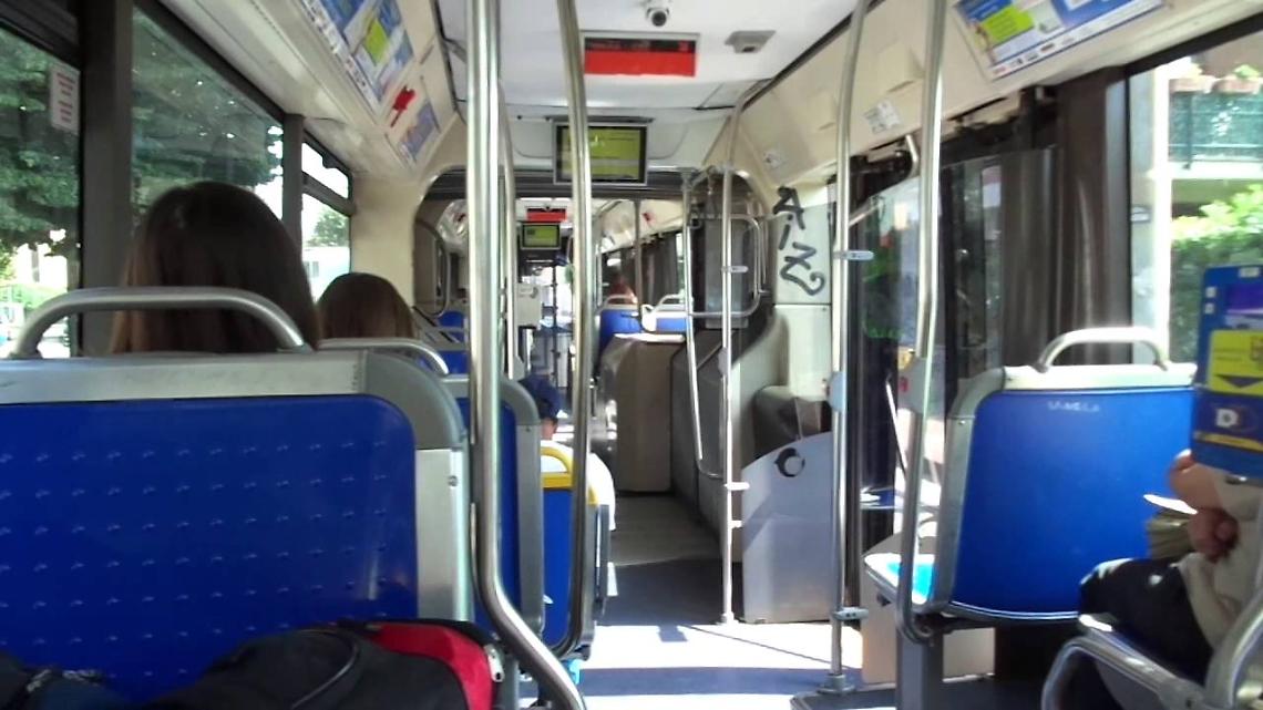 Aggredita sul bus ad Alessandria, parla la mamma: "Li ho urtati per sbaglio, ora ho paura"