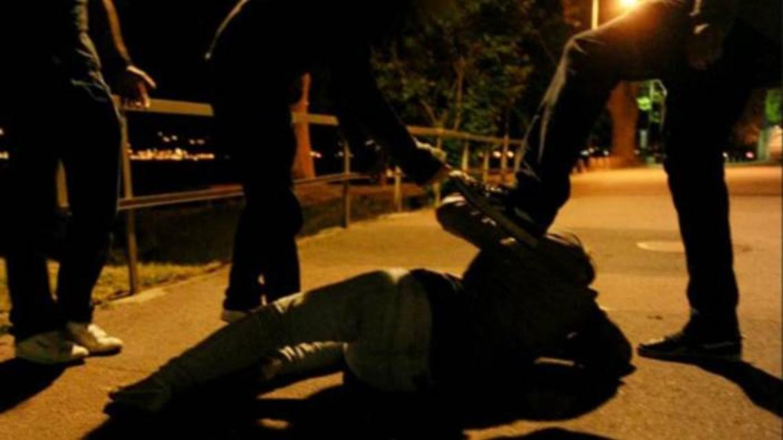 IVREA. Massacrati dal branco la notte di Carnevale, una delle due vittime: "Nascondevo il portafogli con il corpo"
