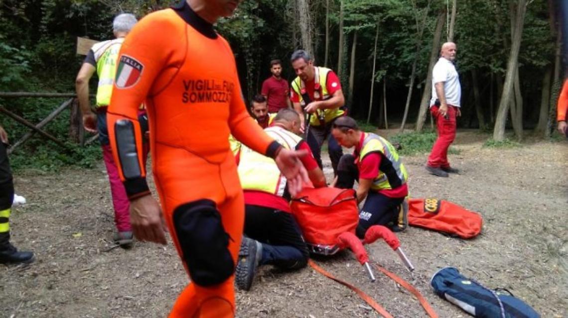 ALMESE. Si fa il video mentre salta dalla cascata. Così è morto un ventenne