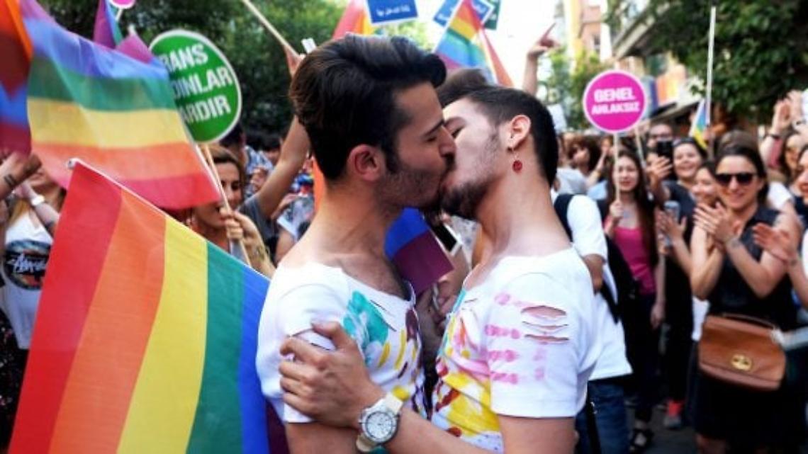 TORINO. Gay: accusata di omofobia, al via domani processo a De Mari