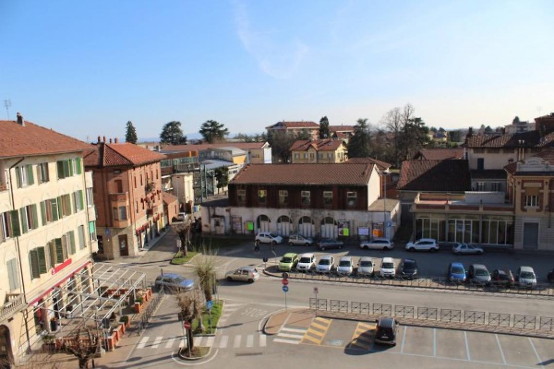 CASTELLAMONTE. Troppi posti auto: volano gli stracci tra M5S e Mazza