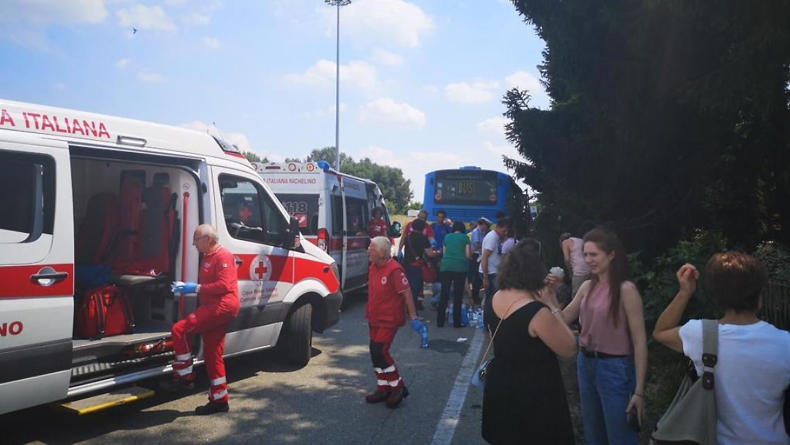 LA LOGGIA. Incidenti stradali: camion contro pullman, una decina i feriti