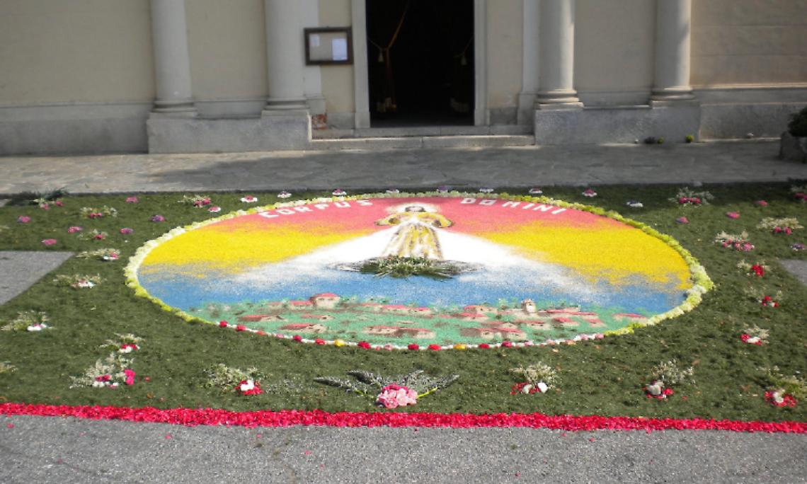 MONCRIVELLO. Nella solennità del Corpus Domini si è rinnovata la tradizione dell’«Infiorata» davanti alla chiesa
