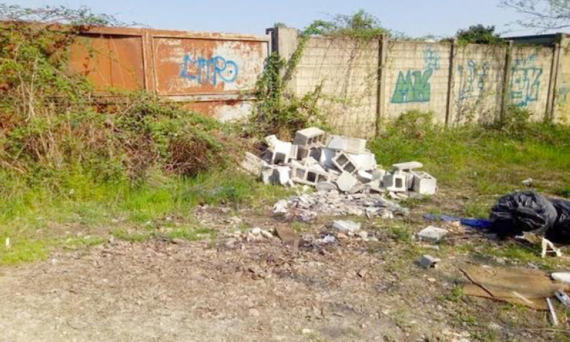 LEINI. Discarica a cielo aperto vicino al cimitero