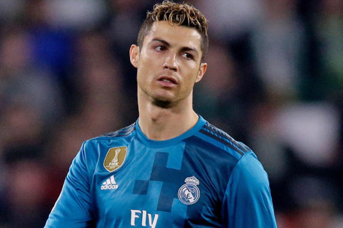 CALCIO. Saluti e strette mano, Ronaldo entra al Jtc cantando