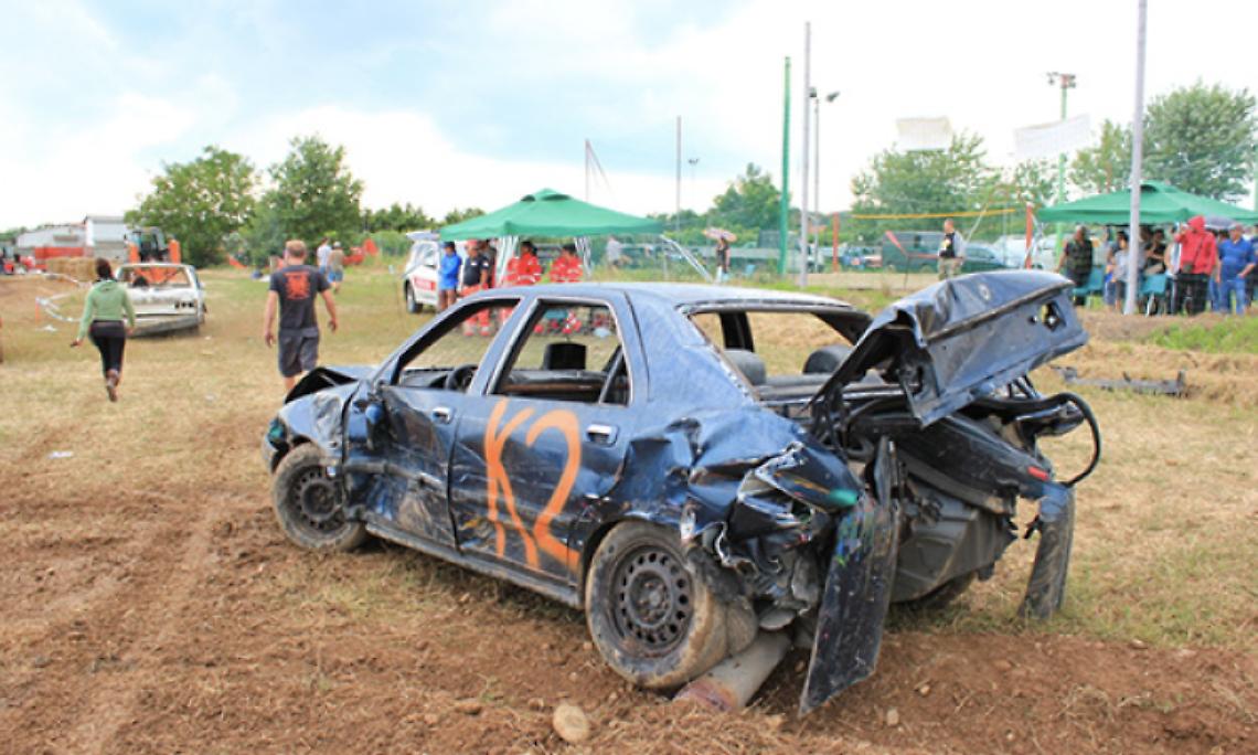 VILLAREGGIA. Al via la “Demolition Derby” il Gran Premio del Rottame