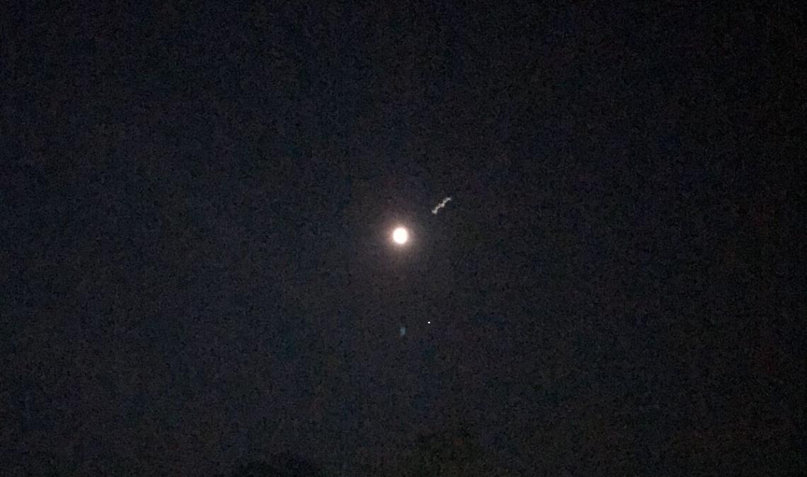 VERRUA SAVOIA. Fotografa l'eclissi lunare e compare uno strano oggetto misterioso