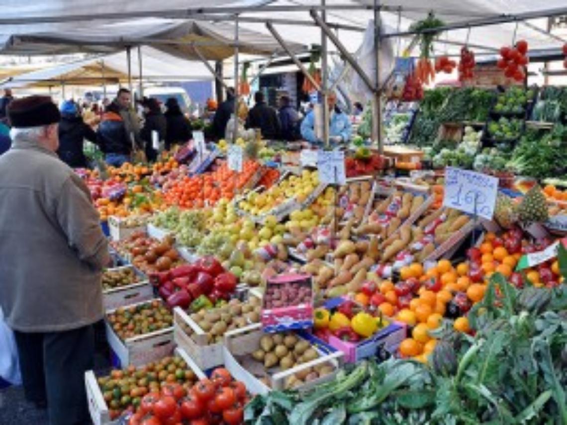 ALPIGNANO. Lite per coda al mercato, pensionato spintonato muore